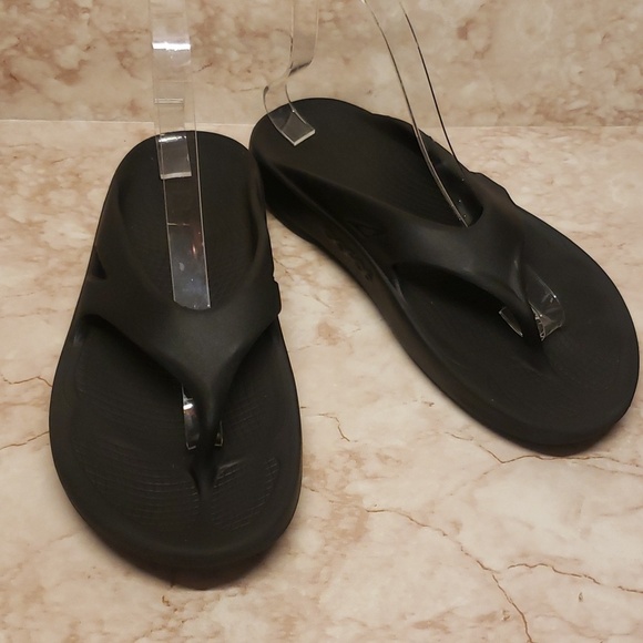 OOFOS Shoes - Oofos Black Rubber Toe Hook Unisex Sandals